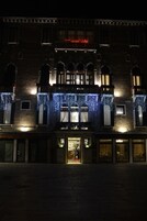 Facciata della struttura - sera/notte