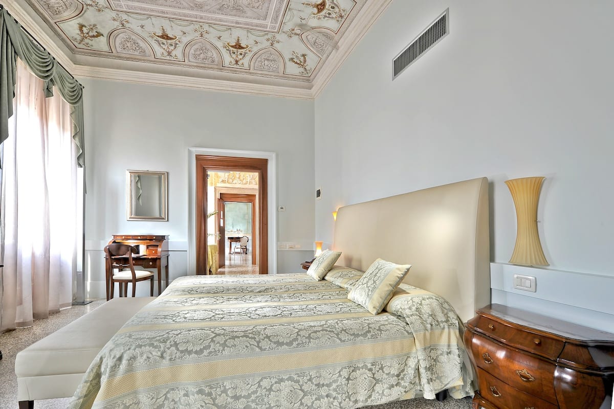 Deluxe kamer, 1 twee- of 2 eenpersoonsbedden, balkon | 1 slaapkamer, luxe beddengoed, donzen dekbedden, een minibar