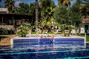 2 outdoor pools