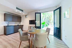 Appartamento vista giardino e mare con terrazzino | Living area | 43-inch TV with digital channels