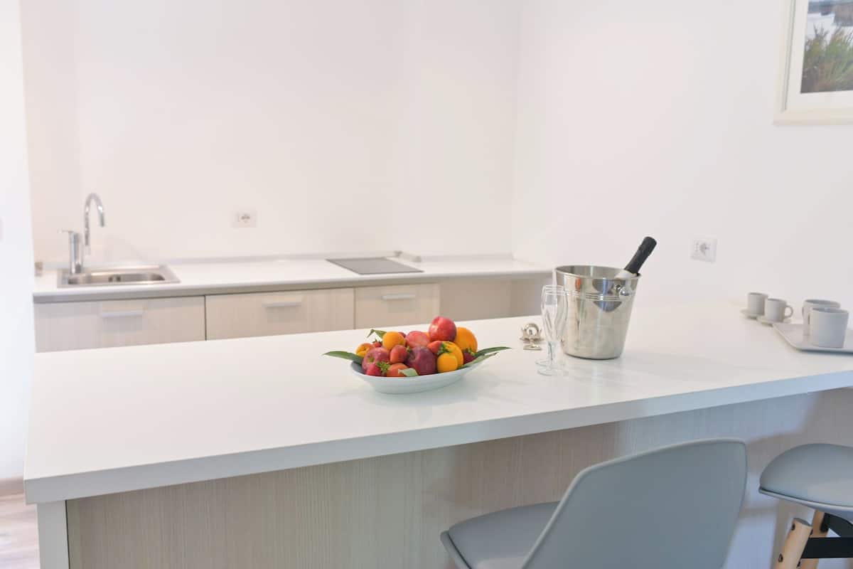 Private kitchen | Fridge, microwave, cleaning supplies