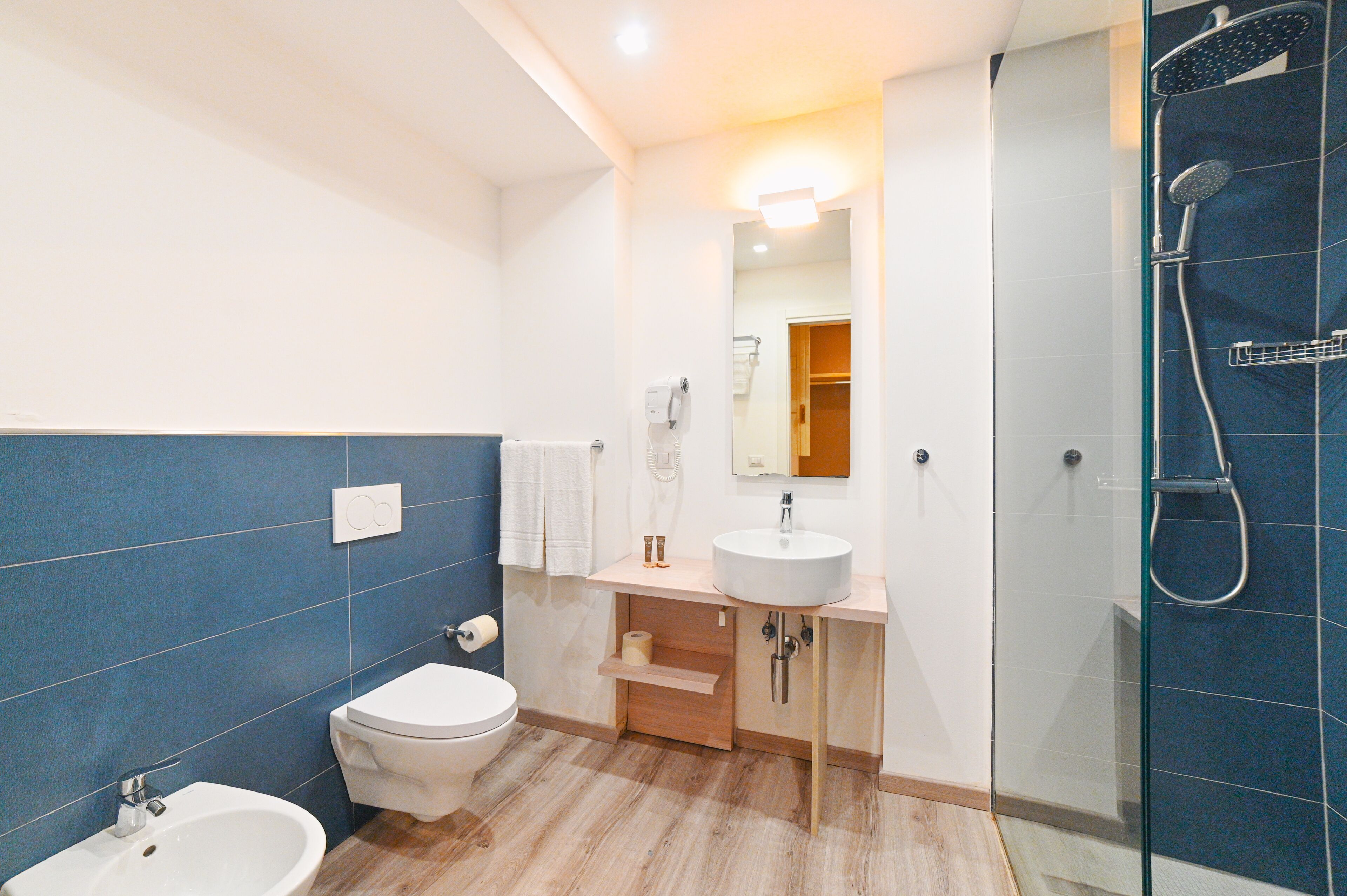 appartamento vista giardino e mare con terrazzino | bathroom | shower, rainfall showerhead, free toiletries, hair dryer