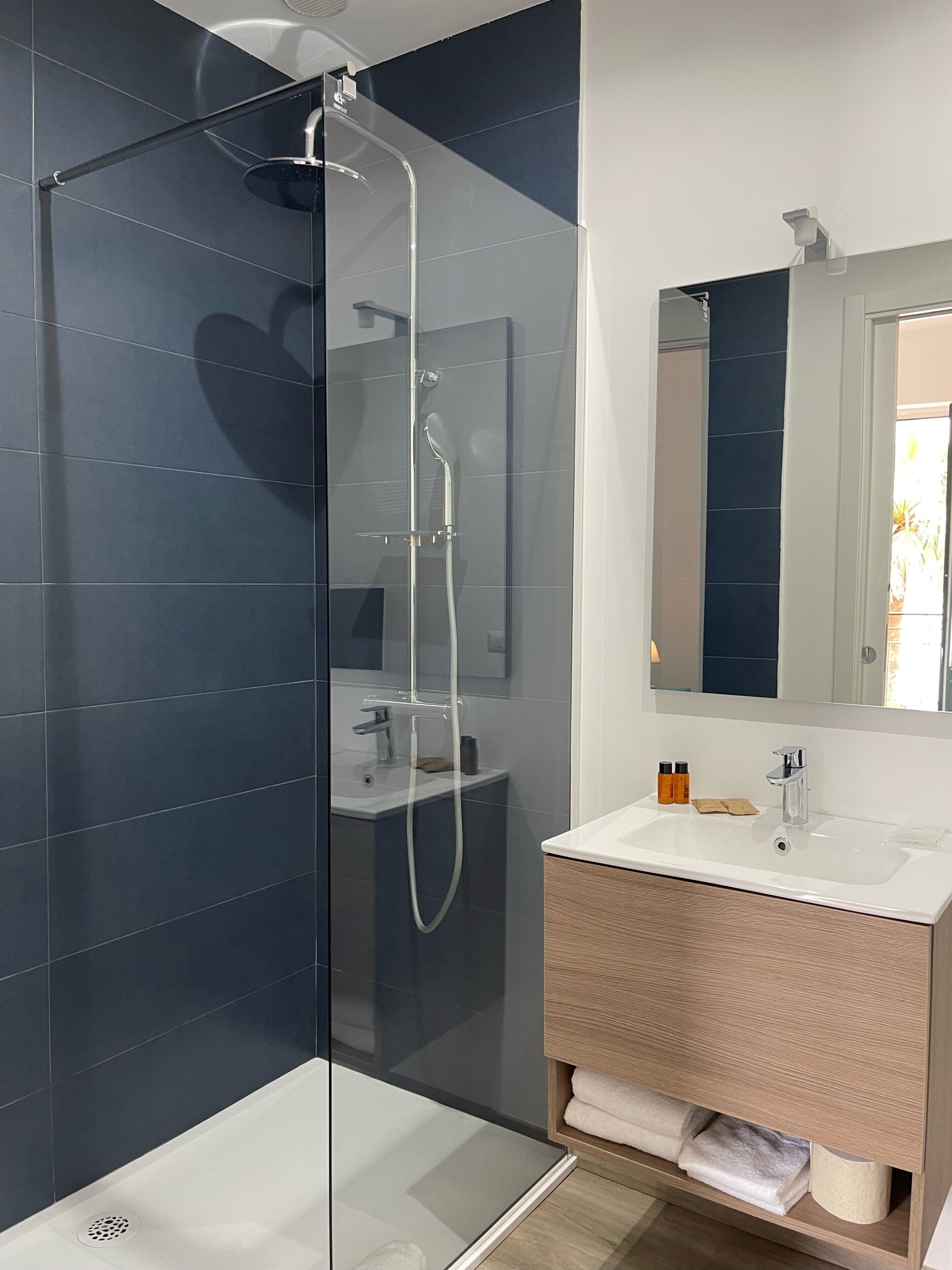 superior double or twin room, sea view | bathroom | shower, rainfall showerhead, free toiletries, hair dryer