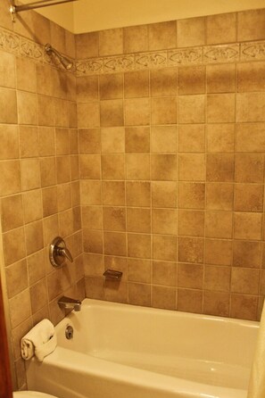 Combined shower/tub, free toiletries, towels