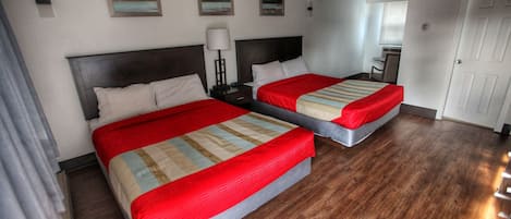 Two Queen Bed, Non-Smoking (Non-Pet Friendly) | Skrivebord, blendingsgardiner, lydisolert og strykejern/-brett