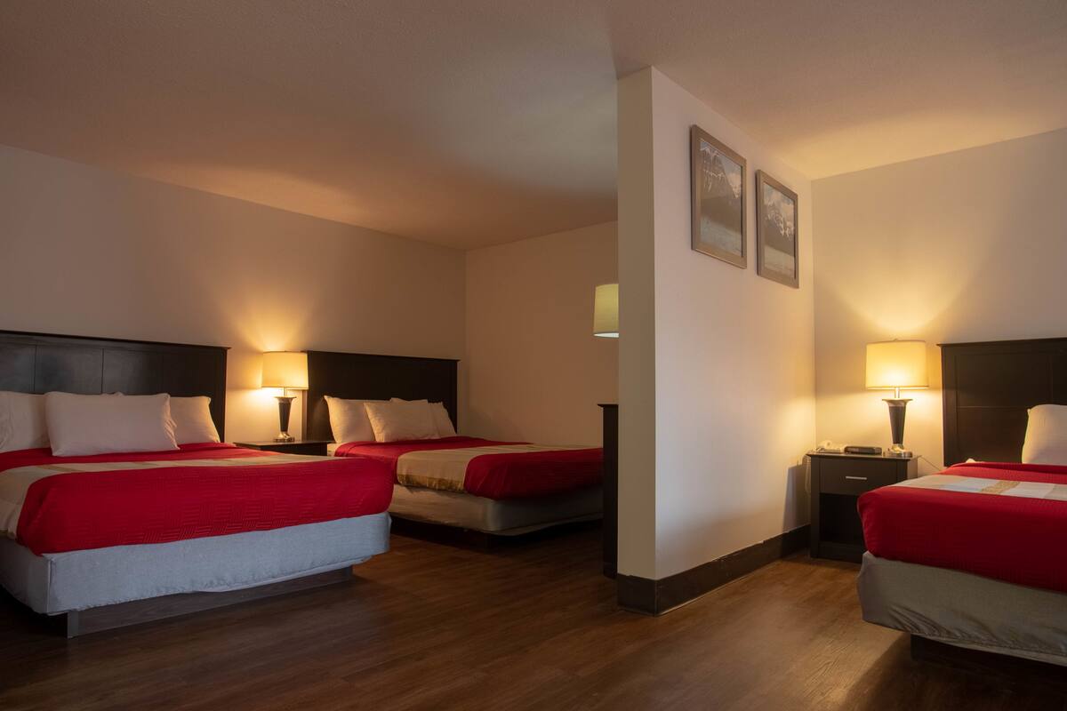 Family Suite, Non Smoking, Kitchenette (Non-Pet Friendly) | Schreibtisch, Verdunkelungsvorhänge, schallisolierte Zimmer