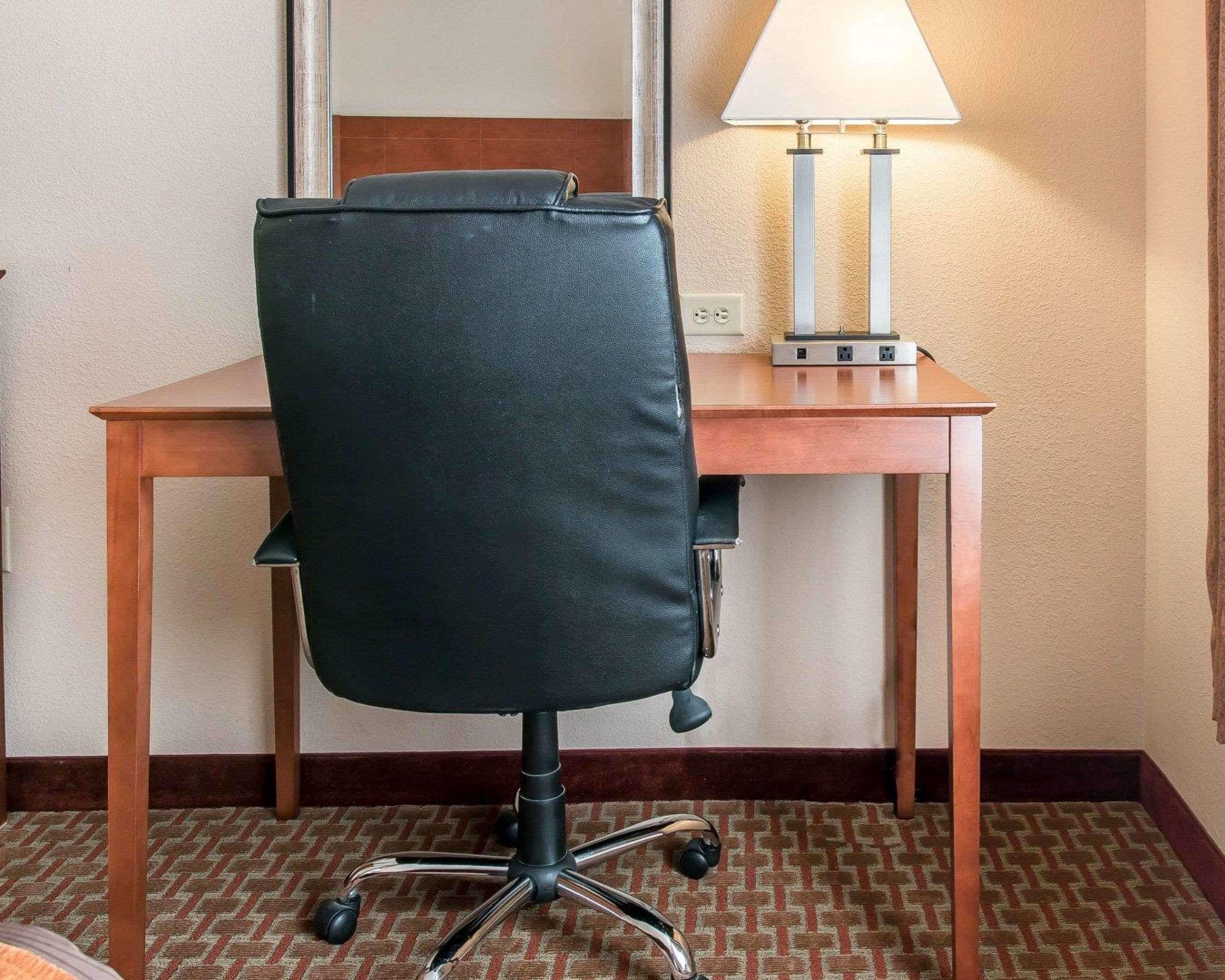 combined shower/bathtub, hair dryer, towels