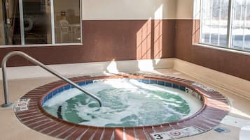 Una piscina techada, sillones reclinables de piscina