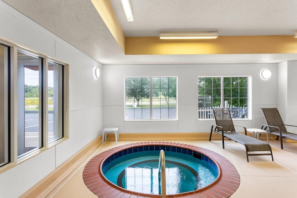 Innendørsbasseng og solsenger