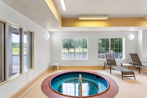 Piscina interna, espreguiçadeiras