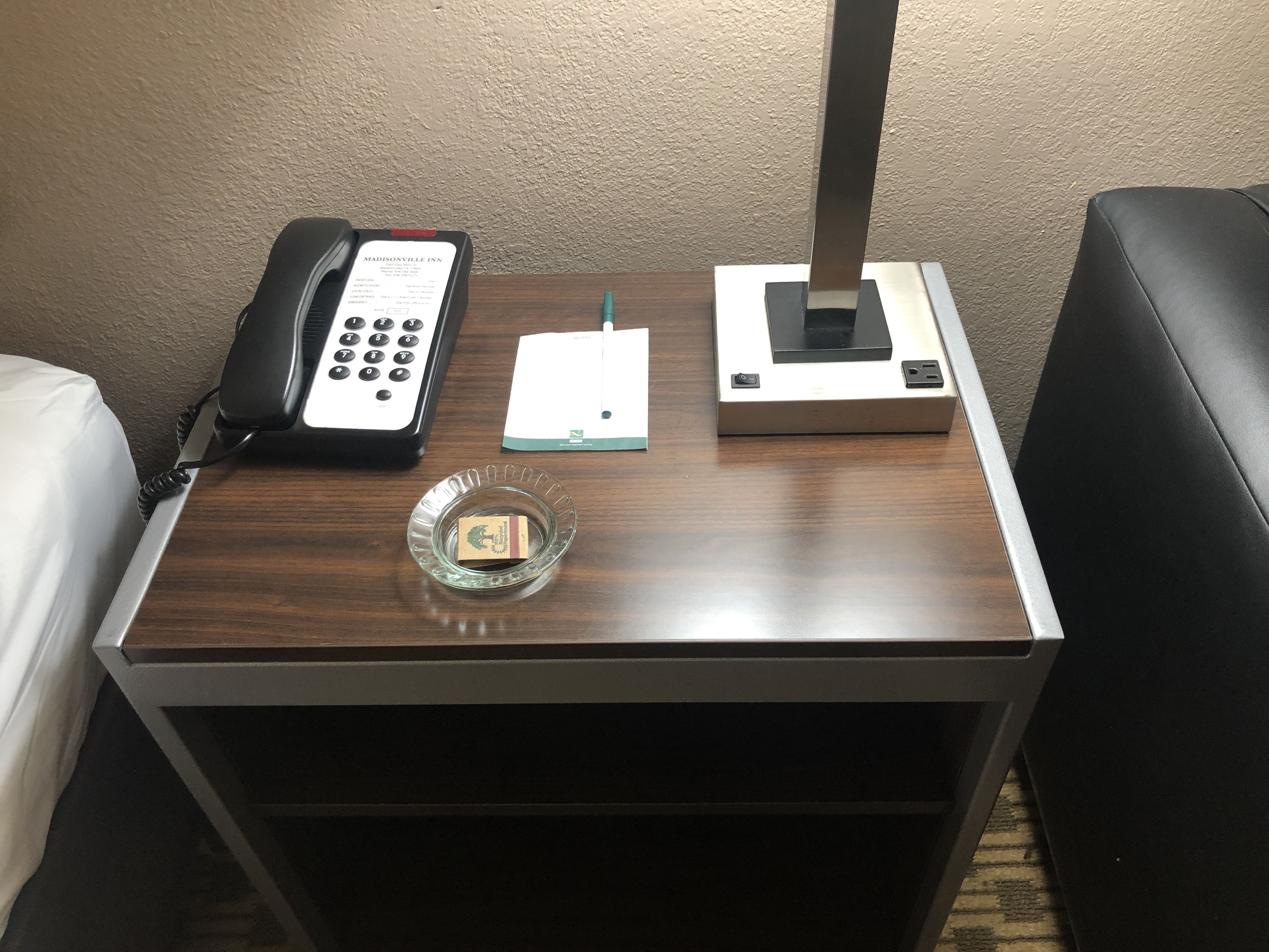 standard room, 1 king bed, smoking | desk, iron/ironing board, free wifi, bed sheets