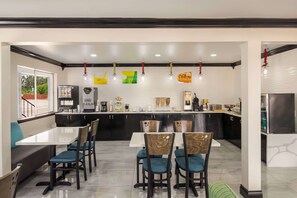 Petit déjeuner en libre-service compris tous les jours