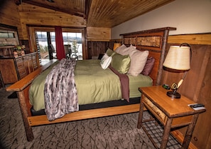 Premium bedding, pillow-top beds, iron/ironing board, free WiFi - Lodges At Cresthaven (Lake George)