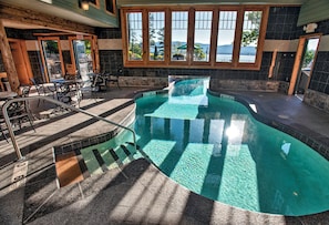 Seasonal outdoor pool - Lodges At Cresthaven (Lake George)