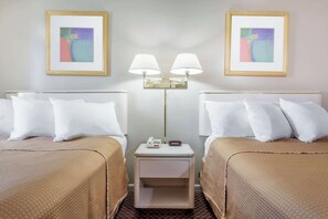 Bureau, rideaux occultants, fer et planche Ă repasser, Wi-Fi gratuit