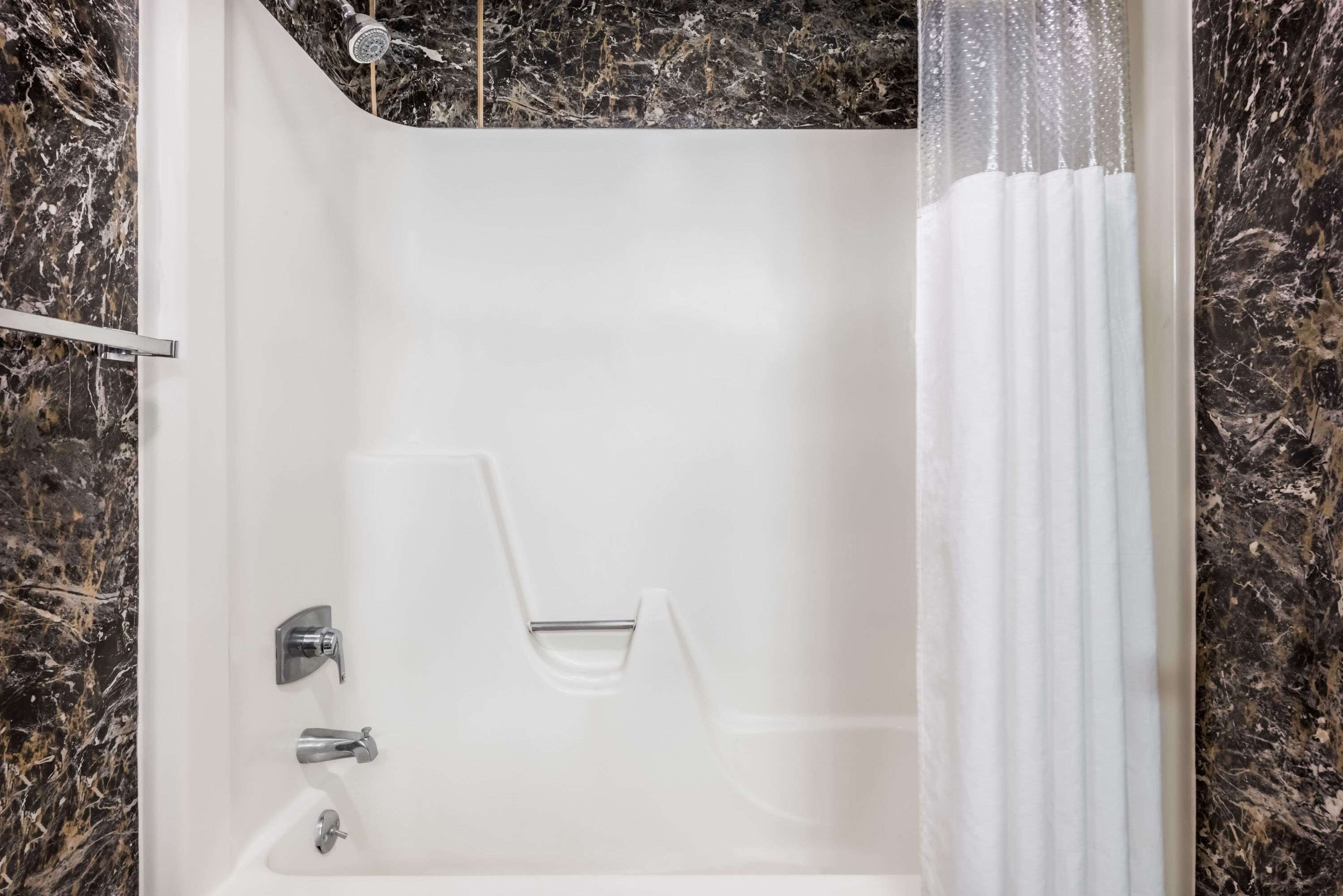 Doppelzimmer, 2 Doppelbetten | Badezimmer | Kostenlose Toilettenartikel, Haartrockner, Handtücher