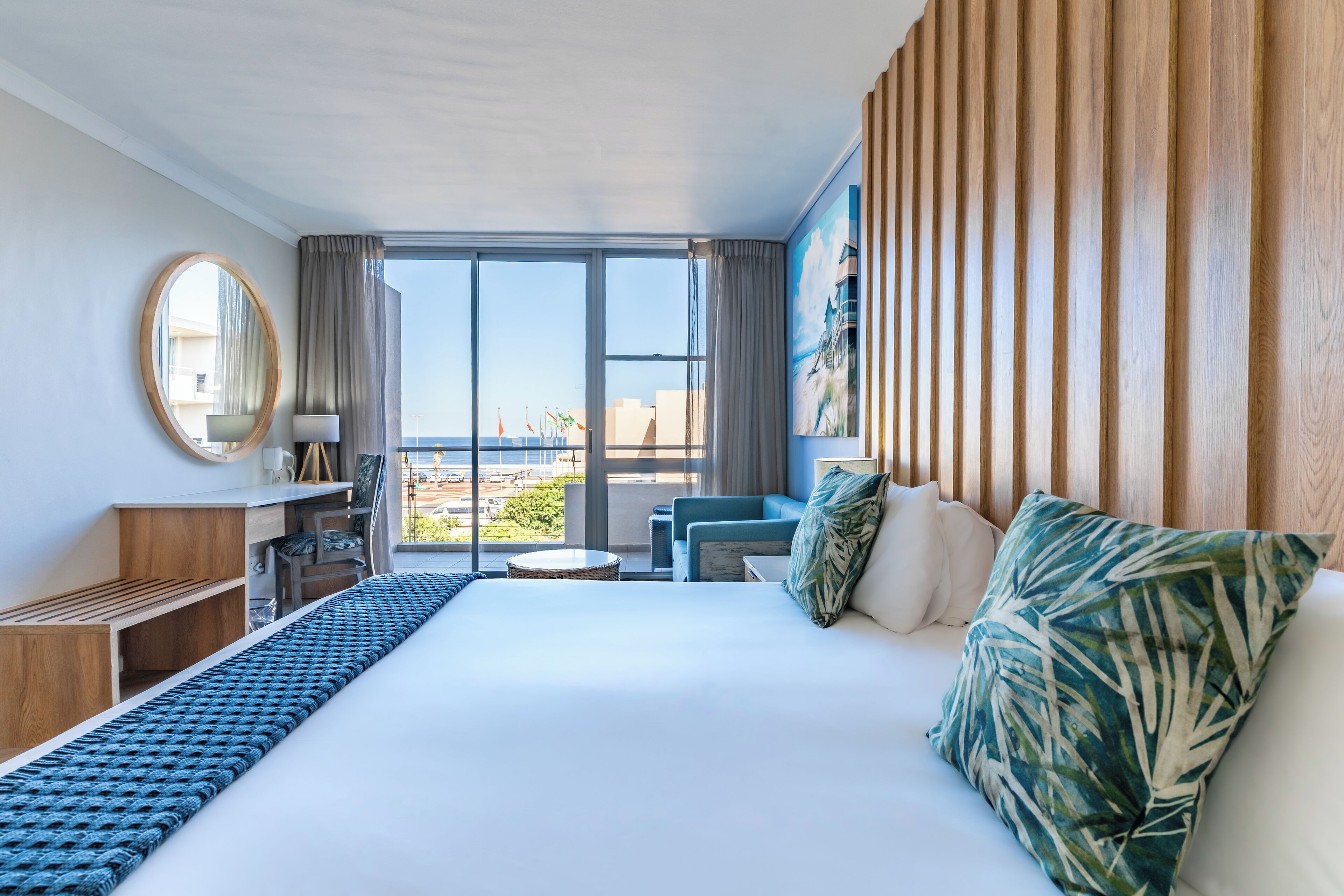 Camera Deluxe, vista mare parziale | Biancheria da letto di alta qualità, copriletto in piuma