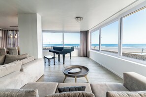 Appartement Deluxe | Salle de séjour | Télévision LCD