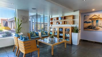 Salas de tratamiento para parejas, un sauna, una bañera de hidromasaje