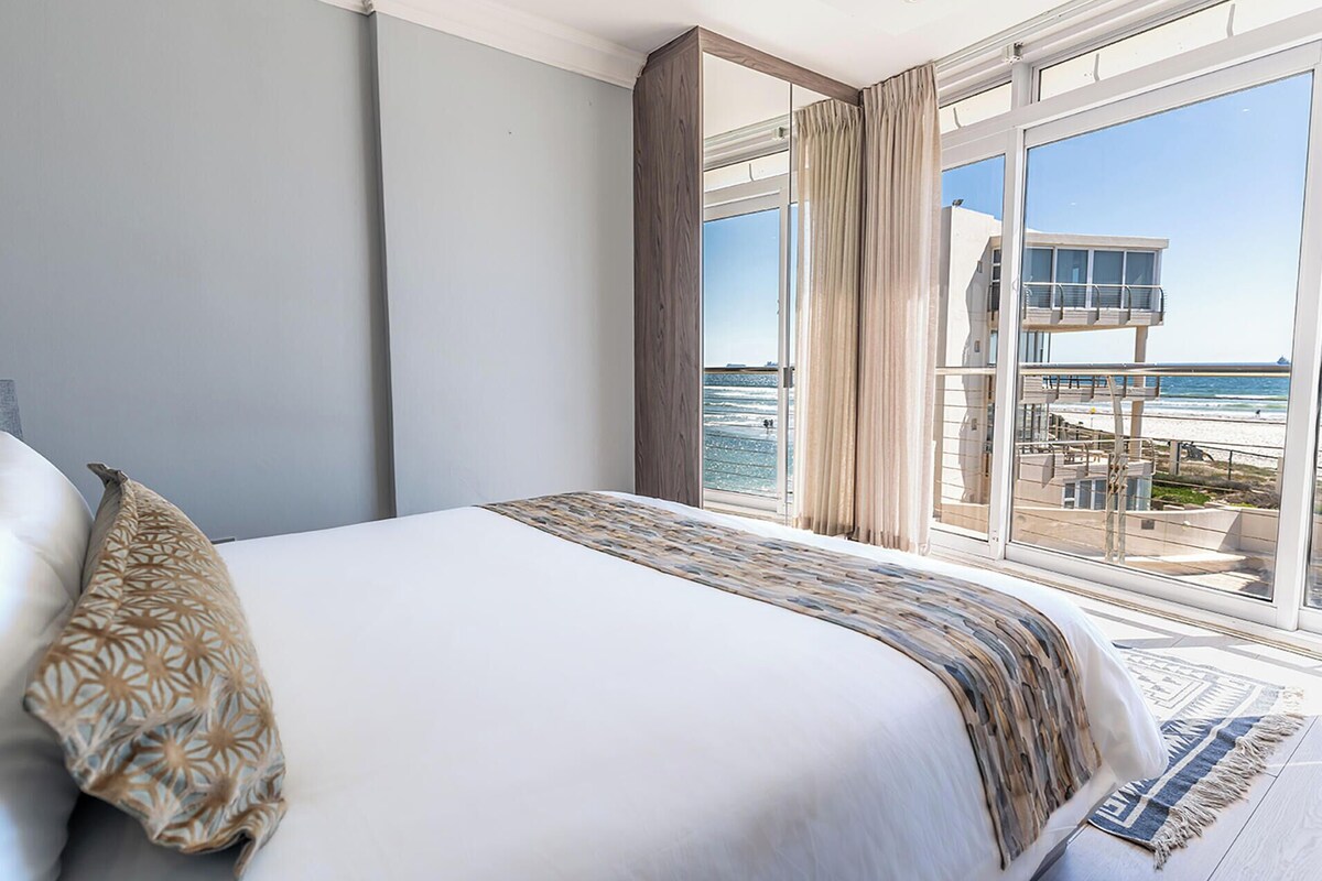 Deluxe Apartment | Premium bedding, down comforters, pillowtop beds, in-room safe