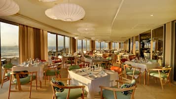 2 restaurants, breakfast served