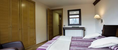 Ropa de cama de alta calidad y caja de seguridad en la habitación