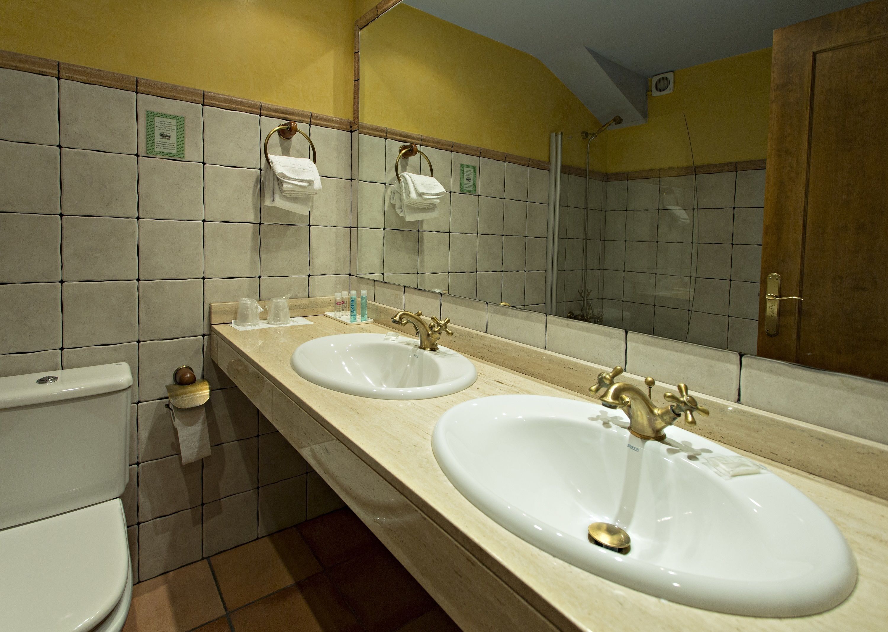quadruple room, garden view | bathroom | combined shower/bathtub, free toiletries, hair dryer, bidet