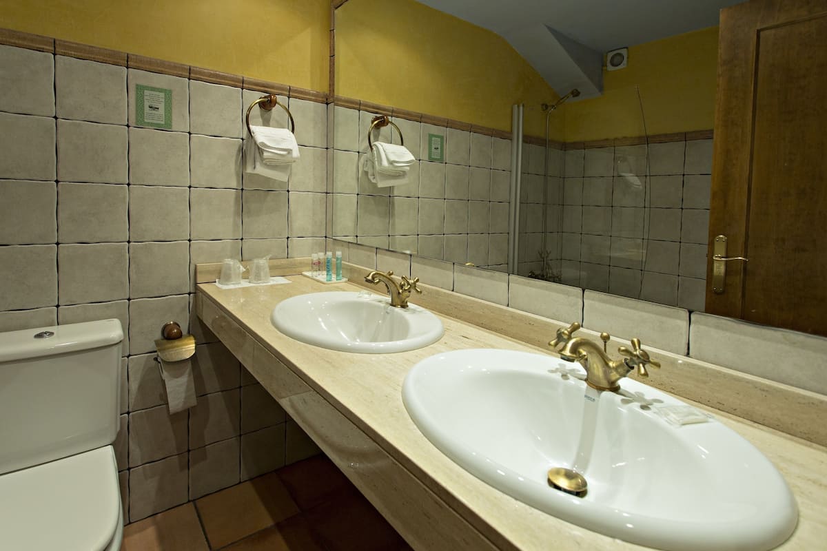 quadruple room, garden view | bathroom | combined shower/bathtub, free toiletries, hair dryer, bidet