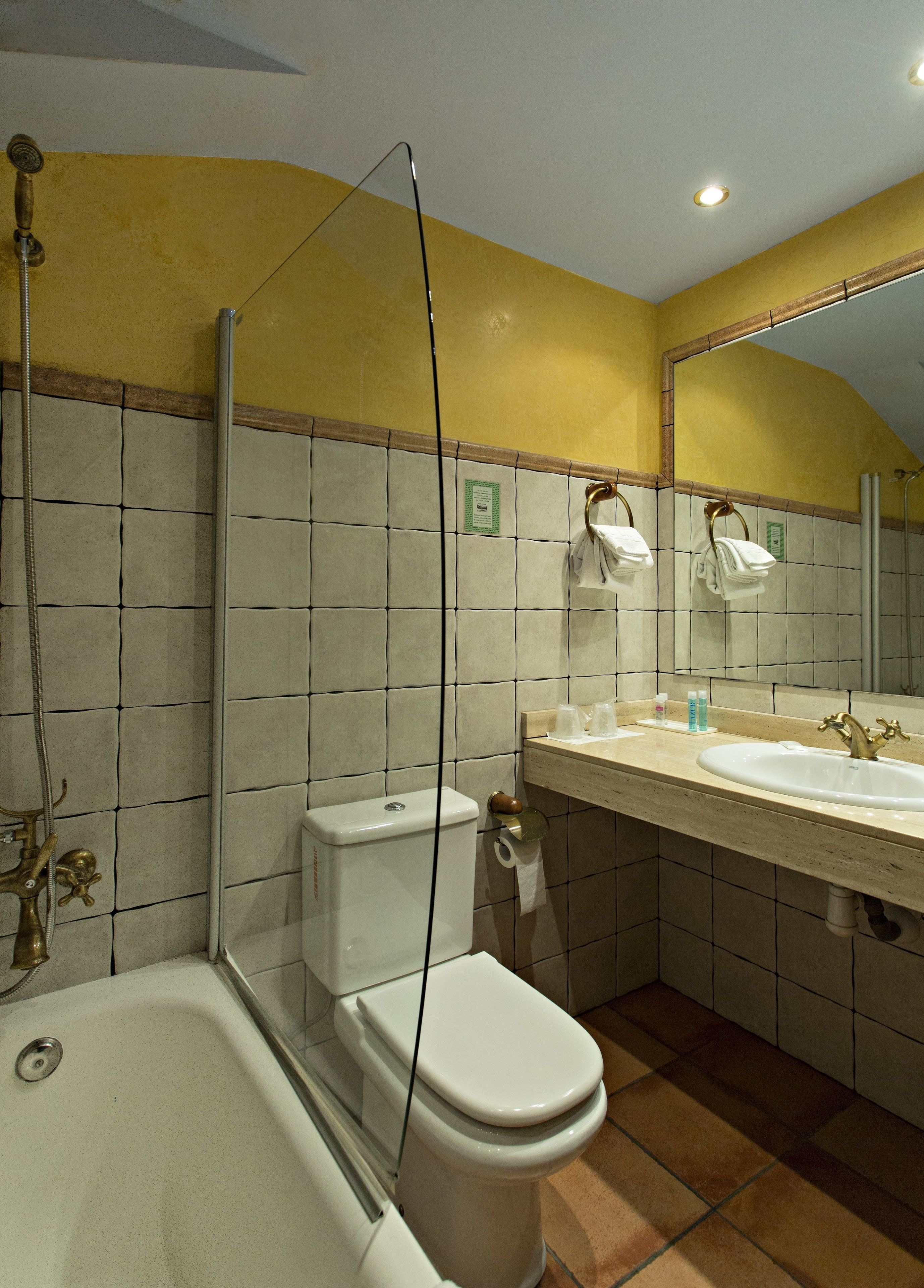 quadruple room, garden view | bathroom | combined shower/bathtub, free toiletries, hair dryer, bidet