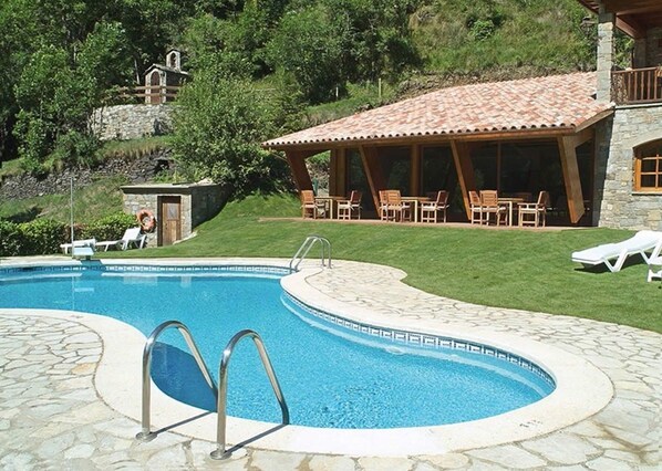 Indoor pool, seasonal outdoor pool, pool loungers