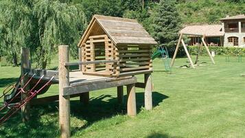 Zona de juegos infantil al aire libre