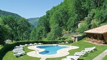 Indendørs pool, sæsonbestemt udendørs pool, liggestole