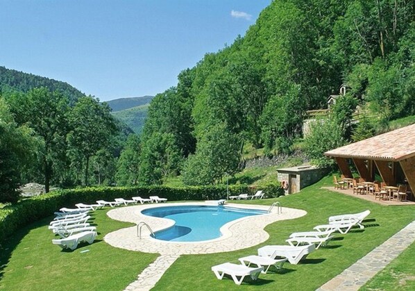 من حمّامات السباحة المغطاة، حمّام سباحة خارجي موسمي، مقاعد للتشمس