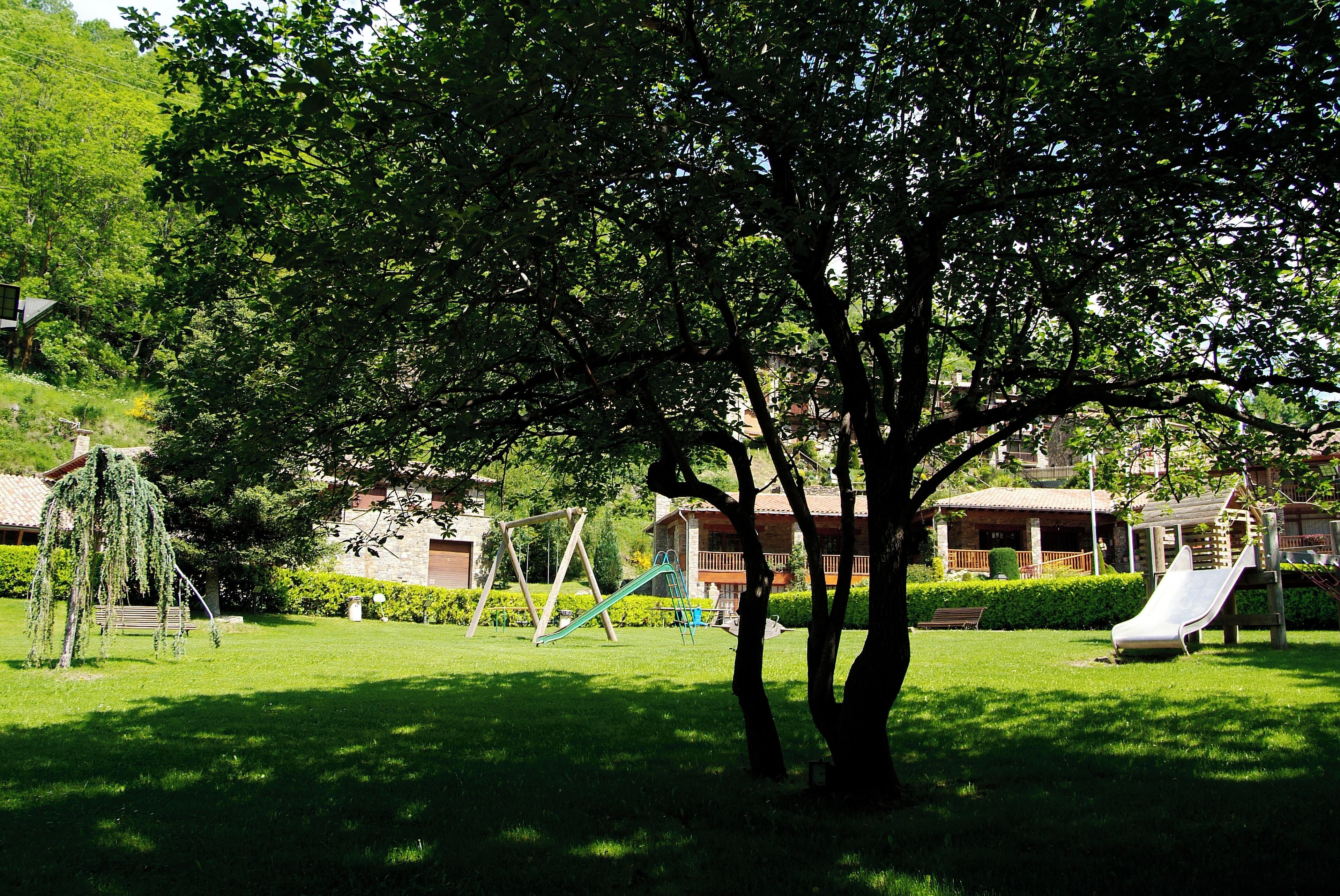 Quarto quádruplo, vista para o jardim | Roupas de cama premium, cofres nos quartos, escrivaninha