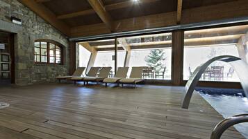 Piscina interna, piscina externa sazonal, espreguiçadeiras