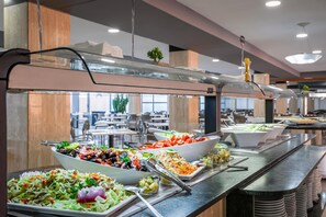 Déjeuner et dîner servis sur place