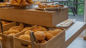 Un bufé con diversos productos horneados y pastelería.