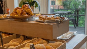 Desayuno buffet diario (EUR 10 por persona)