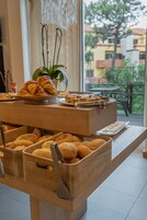 Se ofrece un desayuno bufé (10 EUR por persona)