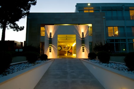 Facciata della struttura - sera/notte. Hotel MiraVillas