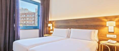 Minibar, Zimmersafe, Schreibtisch, laptopgeeigneter Arbeitsplatz