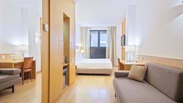 Habitació triple | Minibar, caixa forta a l'habitació i escriptori