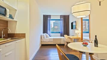 Minibar, caixa forta a l'habitació i escriptori
