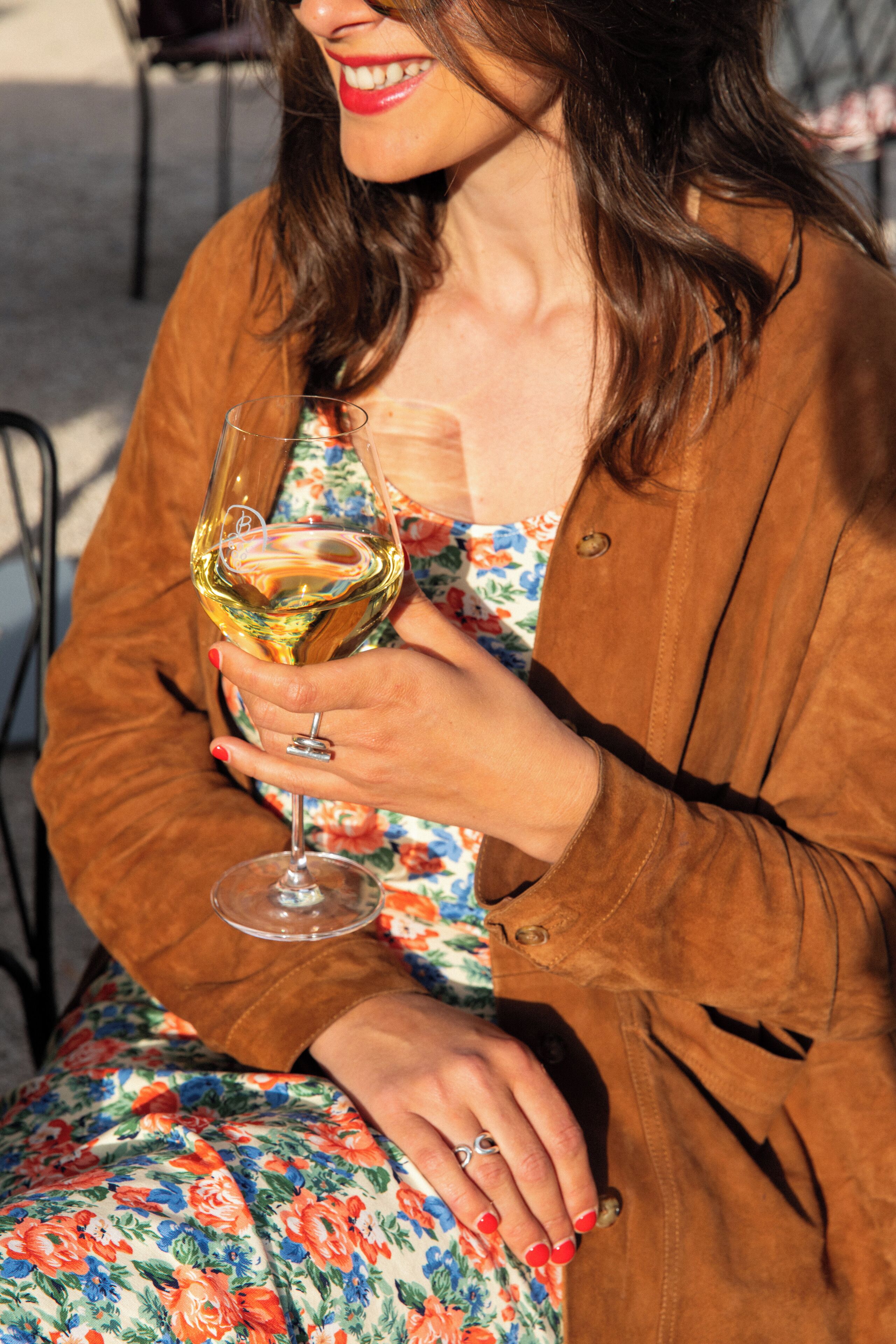 Una persona sosteniendo una copa de vino.