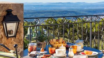 Desayuno buffet (EUR 21.50 por persona)