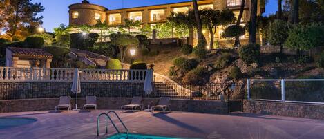 Indoor pool, seasonal outdoor pool, pool umbrellas, pool loungers