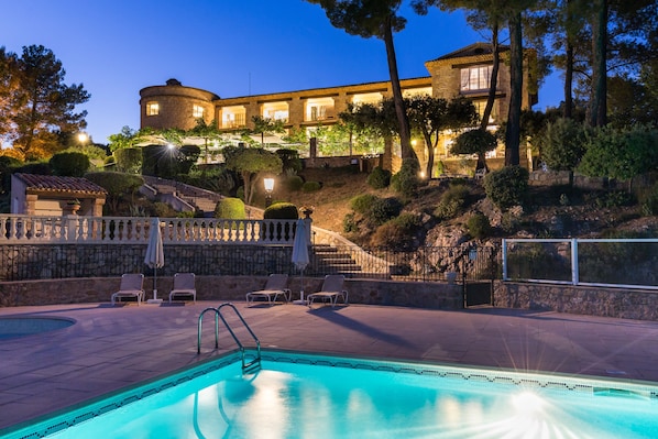 Indoor pool, seasonal outdoor pool, pool umbrellas, pool loungers