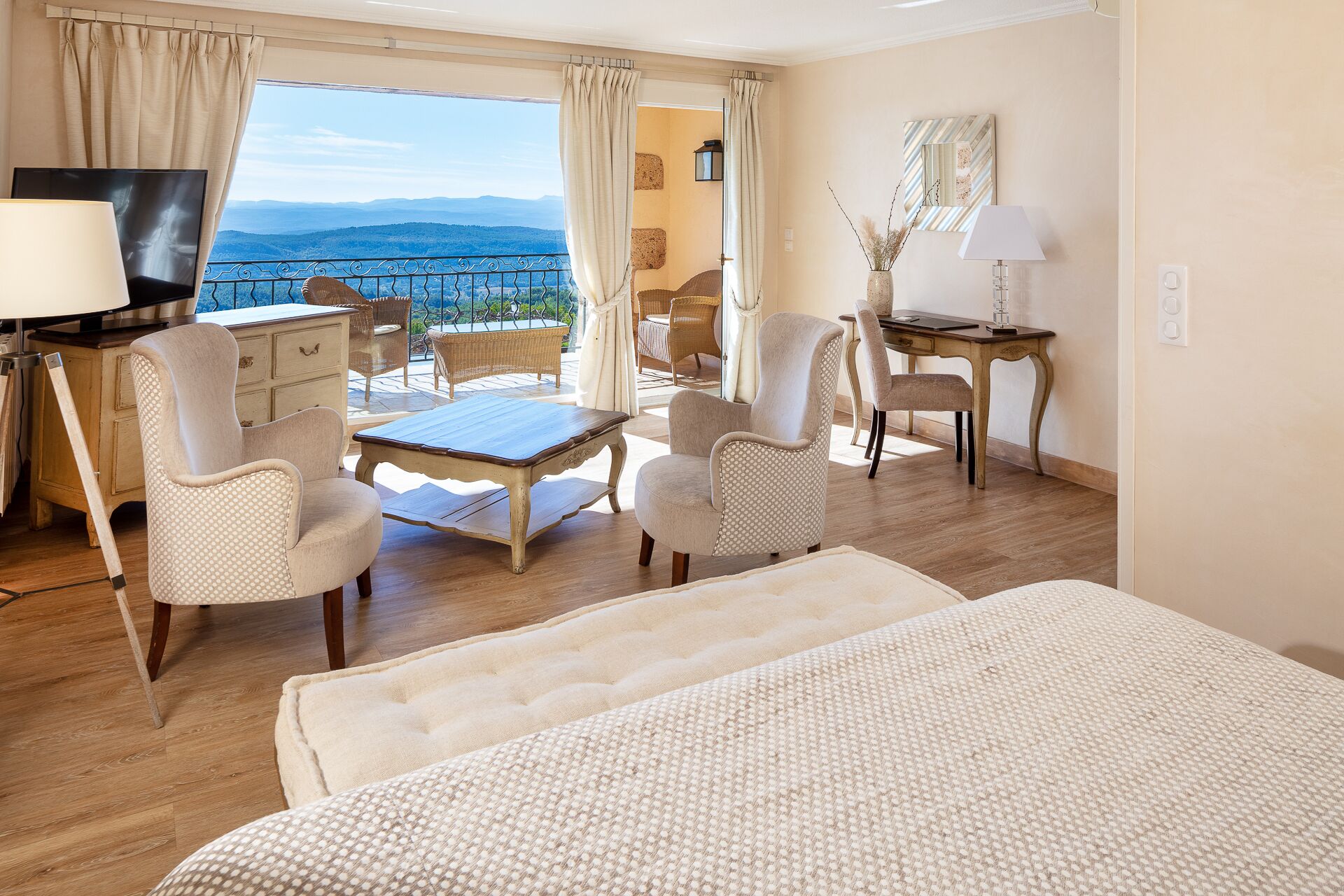 Kamer (Spa access included) | Een kluis op de kamer, individueel gedecoreerd, een bureau