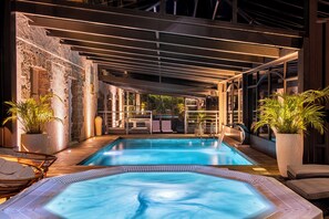 Couples treatment room(s), sauna, hot tub, steam room