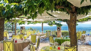 Se sirven cenas y cocina francesa